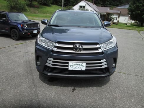 Used 2019 Toyota Highlander XLE AWD/4WD image 2