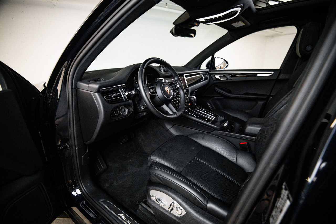 Certified 2023 Porsche Macan AWD/4WD image 4