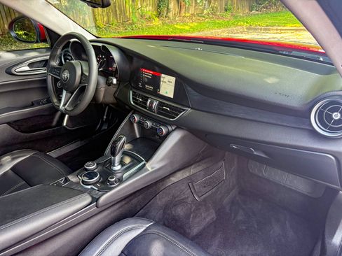 Used 2019 Alfa Romeo Giulia AWD image 25
