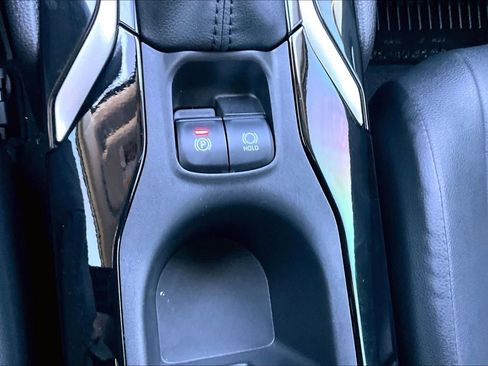 Used 2025 Toyota Corolla Cross XLE w/ Convenience Package FWD image 33
