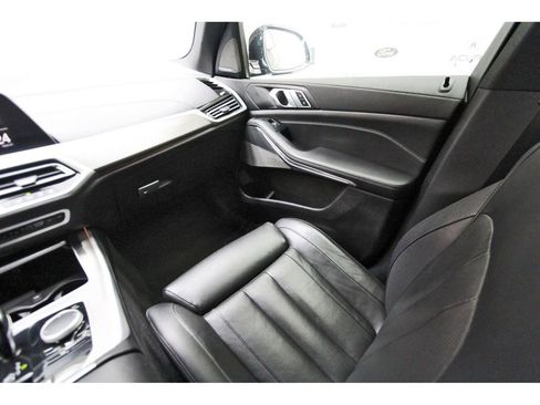 Used 2022 BMW X5 M50i image 8