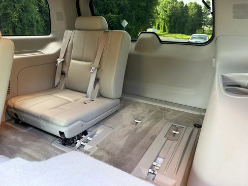 Used 2010 GMC Yukon SLT w/ SLT-2 Equipment Package RWD image 13