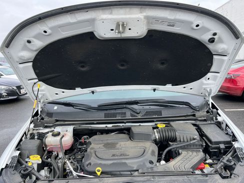 Used 2025 Chrysler Pacifica Limited image 35