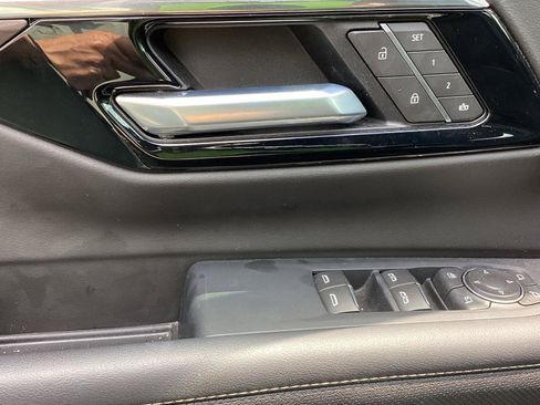 Used 2025 Chevrolet Suburban Premier AWD/4WD image 7