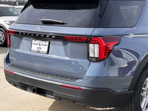 New 2026 Ford Explorer Active RWD image 8