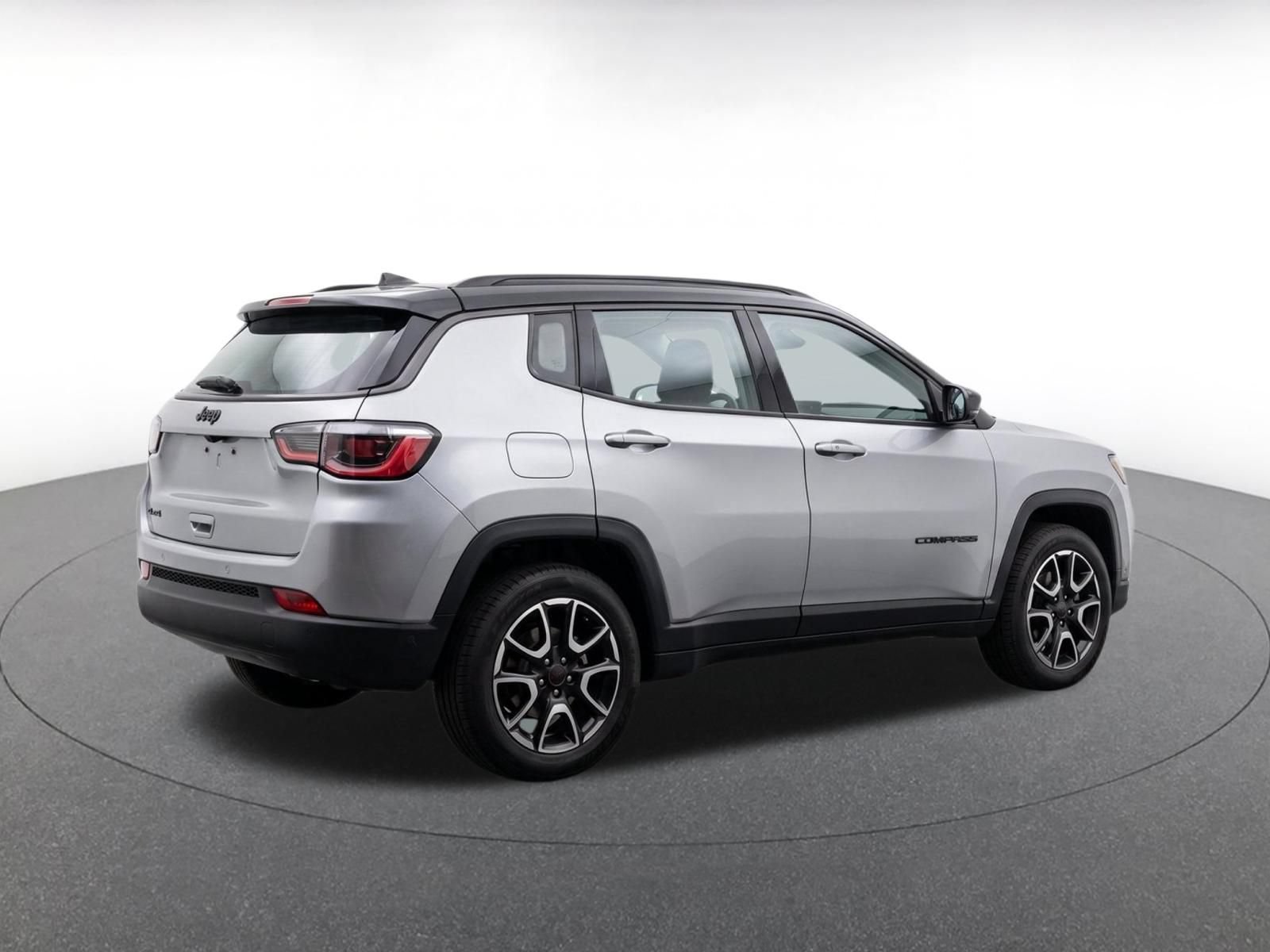 Used 2025 Jeep Compass Trailhawk AWD/4WD image 8