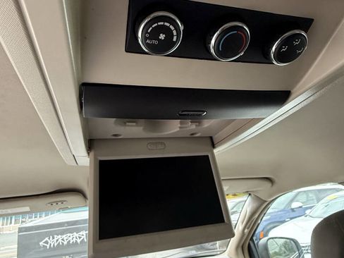 Used 2015 Chrysler Town & Country Touring FWD image 16