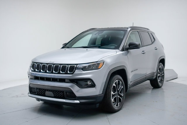 Used 2023 Jeep Compass Limited AWD/4WD image 3
