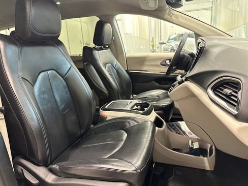 Used 2022 Chrysler Pacifica Touring-L FWD image 36