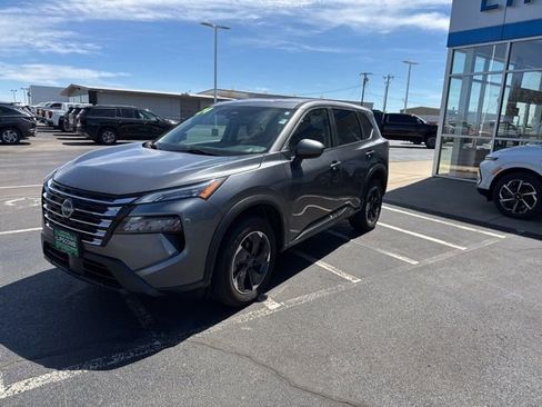 Used 2024 Nissan Rogue SV image 4