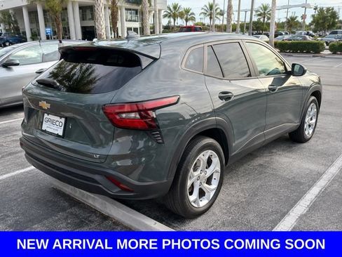 Used 2025 Chevrolet Trax LS w/ LS Convenience Package FWD image 3