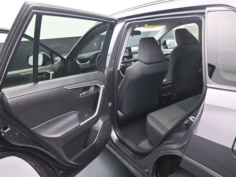 Used 2022 Toyota RAV4 XLE AWD/4WD image 19