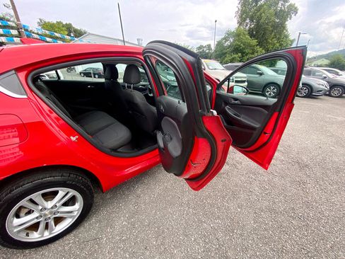 Used 2018 Chevrolet Cruze LT image 10