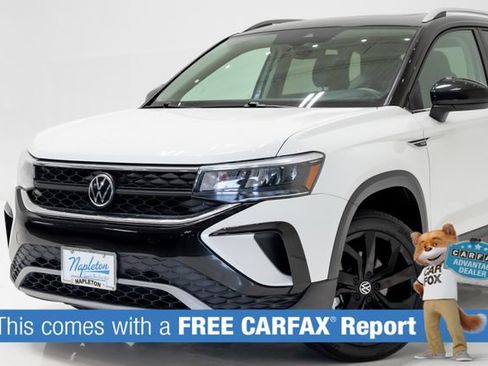Used 2023 Volkswagen Taos SE w/ Panoramic Sunroof Package FWD image 2