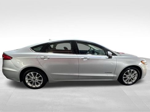 Used 2019 Ford Fusion SE FWD image 4