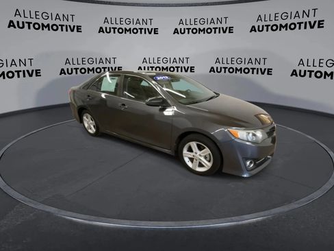 Used 2012 Toyota Camry SE w/ Preferred Accessory Pkg FWD image 4