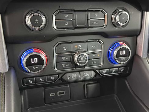 Used 2022 GMC Yukon XL SLT w/ SLT Premium Package image 32