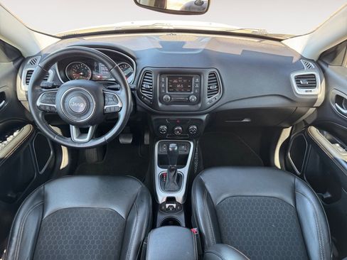 Used 2018 Jeep Compass Latitude FWD image 10