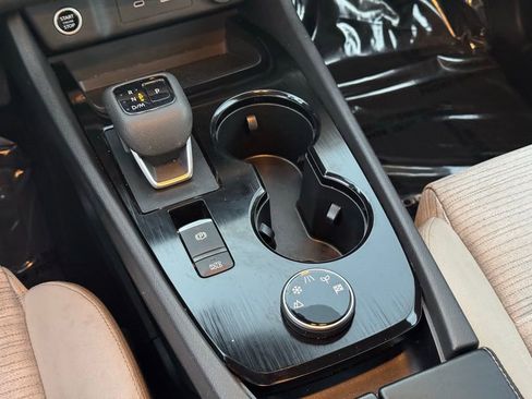 Used 2023 Nissan Rogue SV image 16