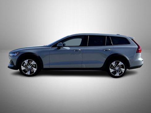 Used 2025 Volvo V60 B5 Cross Country Plus image 8