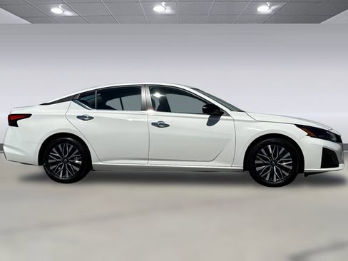 Used 2025 Nissan Altima 2.5 SV image 2