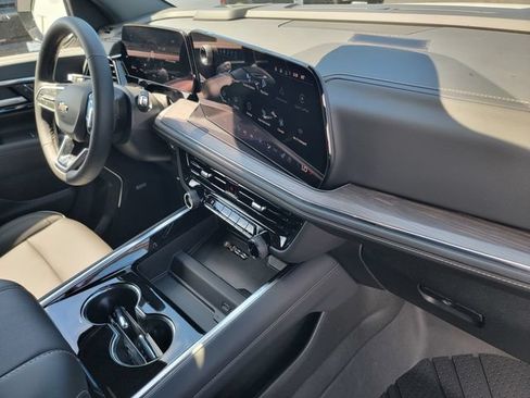 New 2026 Chevrolet Suburban Premier w/ Sun And Tow Package AWD/4WD image 17
