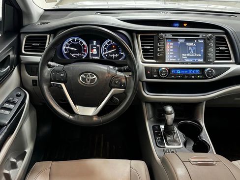 Used 2016 Toyota Highlander XLE FWD image 12
