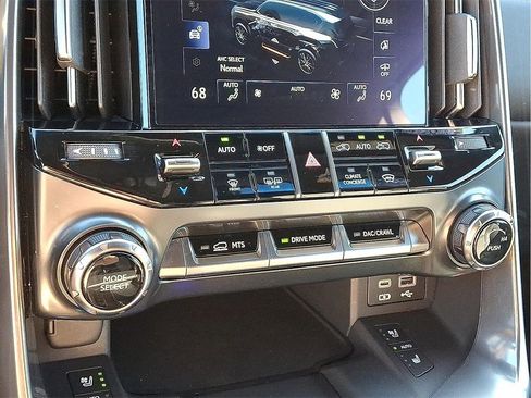 Used 2023 Lexus LX 600 4WD w/ Luxury Package image 17