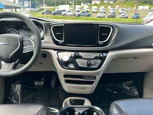 Used 2023 Chrysler Pacifica Touring-L FWD image 28
