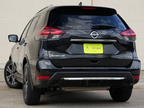 Used 2019 Nissan Rogue SV w/ Premium Package FWD image 5