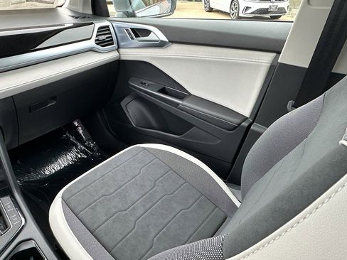 New 2025 Volkswagen Taos SE image 14