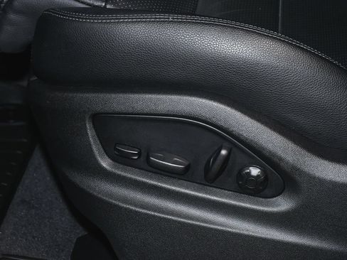 Used 2024 Porsche Cayenne AWD/4WD image 45