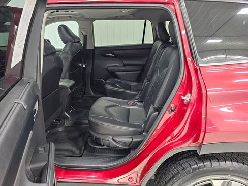 Used 2021 Toyota Highlander XLE image 3