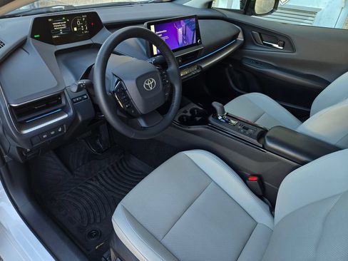 Used 2024 Toyota Prius XLE FWD image 10