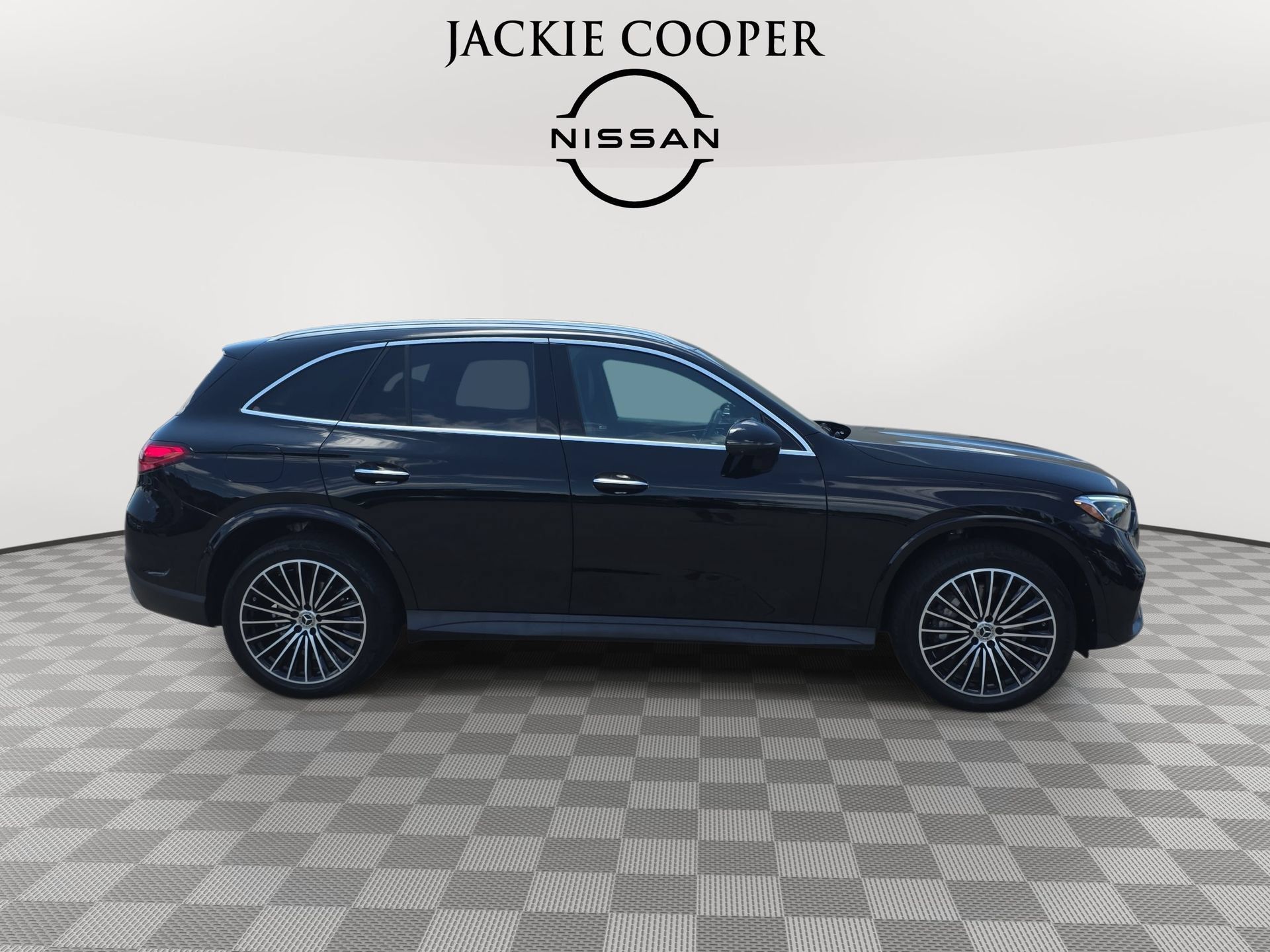 Used 2025 Mercedes-Benz GLC 300 4MATIC image 4