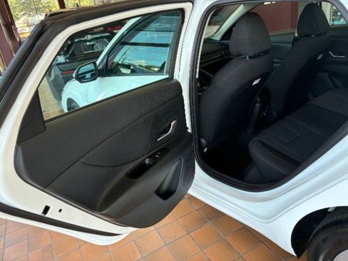 Used 2026 Hyundai Elantra SE FWD image 19