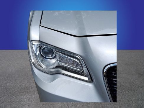 Used 2019 Chrysler 300 Touring w/ Driver Convenience Group AWD/4WD image 3