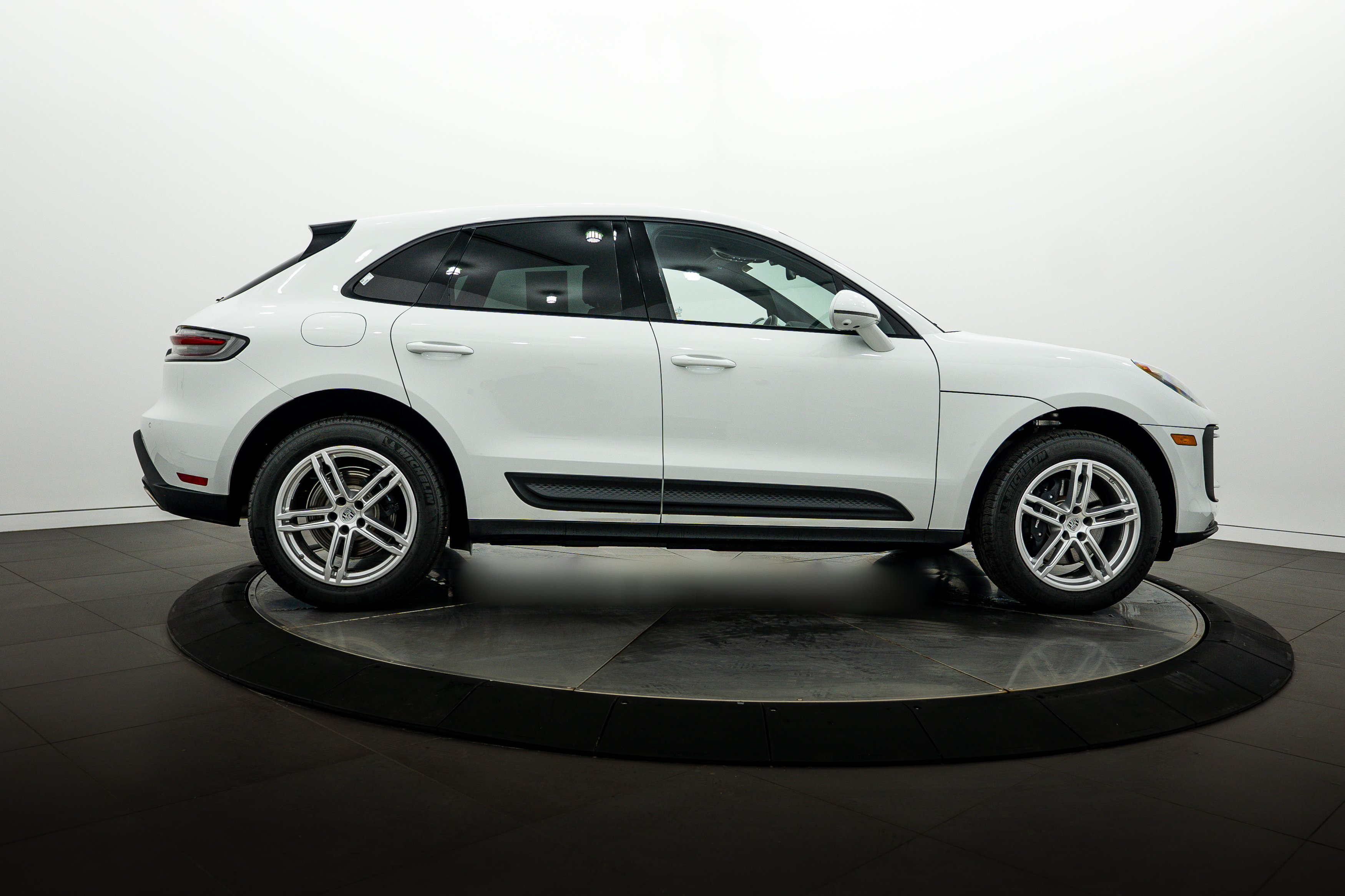 Certified 2026 Porsche Macan AWD/4WD image 8