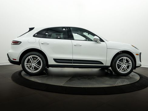 Certified 2026 Porsche Macan AWD/4WD image 8
