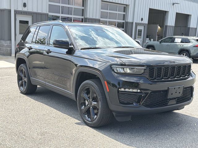 Used 2023 Jeep Grand Cherokee Limited w/ Black Appearance Package AWD/4WD image 15
