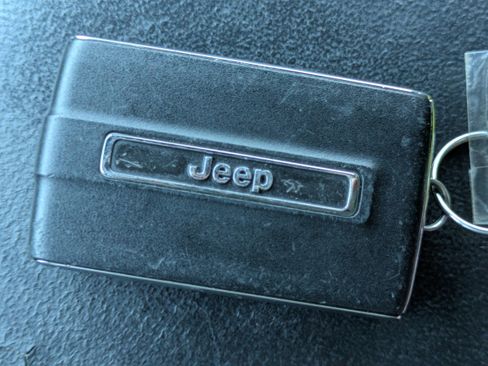 Used 2021 Jeep Grand Cherokee L Laredo image 24