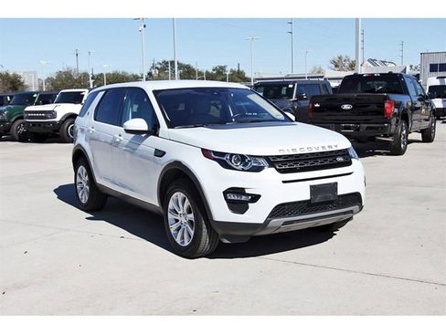 Used 2017 Land Rover Discovery Sport SE image 6