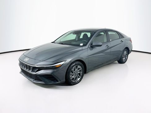 Used 2024 Hyundai Elantra SEL FWD image 3