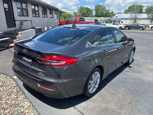 Used 2019 Ford Fusion SE FWD image 3