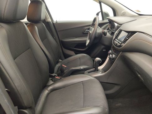 Used 2020 Chevrolet Trax LT w/ Sun & Sound Package FWD image 21