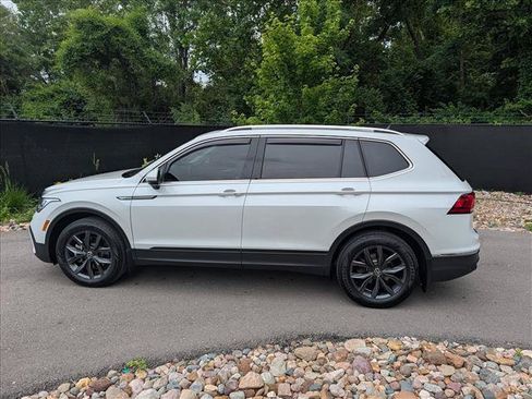 Certified 2023 Volkswagen Tiguan SE w/ Panoramic Sunroof Package FWD image 2
