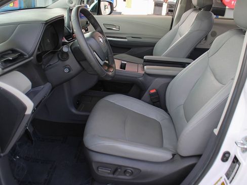 Used 2024 Toyota Sienna Limited FWD image 14