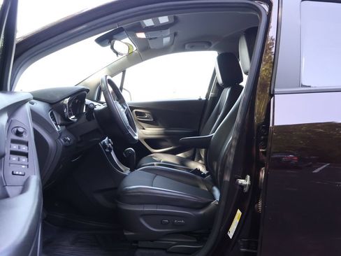 Certified 2022 Chevrolet Trax LT w/ LT Convenience Package AWD/4WD image 31
