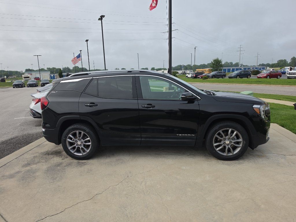 Used 2024 GMC Terrain SLT AWD/4WD image 4