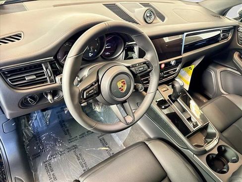 Certified 2026 Porsche Macan AWD/4WD image 4